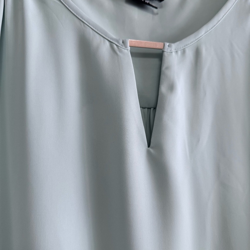 Torrid Mint Green Sleeveless Georgette Blouse Keyhole Neck Top Size 2x - Picture 4 of 6